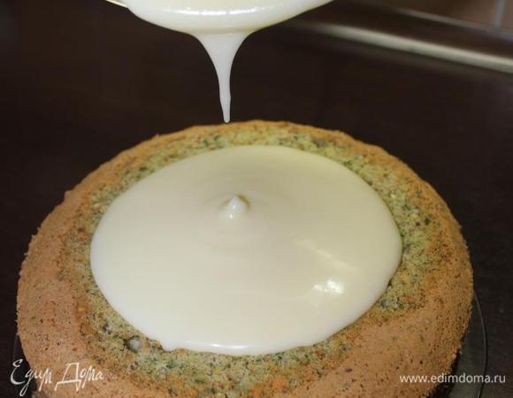 На середину верхнего коржа наливаем нашу глазурь и даём ей распределиться по всей поверхности, при необходимости помогая ложкой/шпателем.