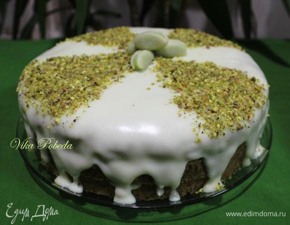 Ставим в холодильник для застывания глазури и пропитки коржей.
Когда глазурь схватится, украшаем оставшейся фисташковой крошкой и как поскажет фантазия))