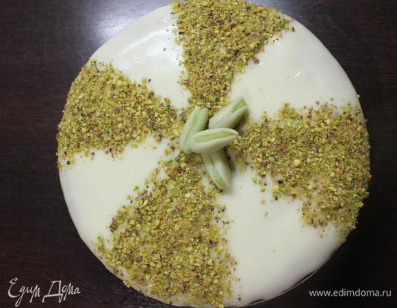 Я украсила середину тортика самодельными орешками-фисташками из марципана.
Если тортик постоит ночь в холодильнике, это пойдет ему на пользу!