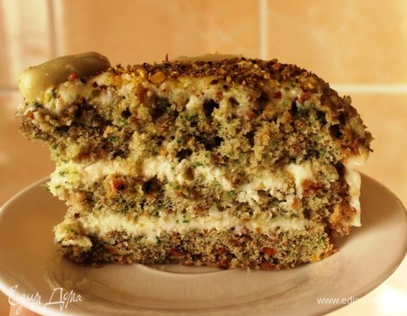 А вот и кусочек!
Очень вкусно и ароматно!
Не удивлюсь, если этот тортик станет моим фирменным рецептом и одним из самых востребованных десертов моими домочадцами и гостями:)
