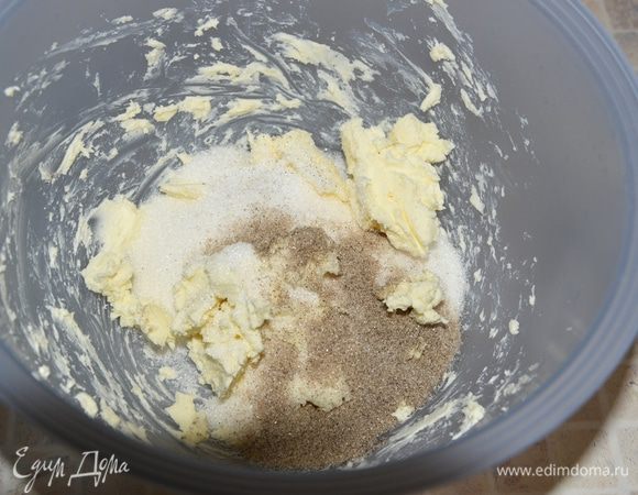 Включить разогреваться духовку до 180 градусов. Любым способом сварить (и процедить) кофе. Подсушенный фундук перемолоть в миксере в крошку.
Размягченное сливочное масло немного взбить миксером, потом добавить простой и ванильный (1 пакетик – 15 грамм) сахар и хорошо взбивать до состояния воздушного крема 5-7 минут.