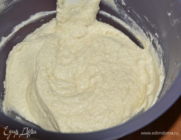 По одному добавить яйца, каждый раз хорошо вымешивая массу на малых оборотах миксера.