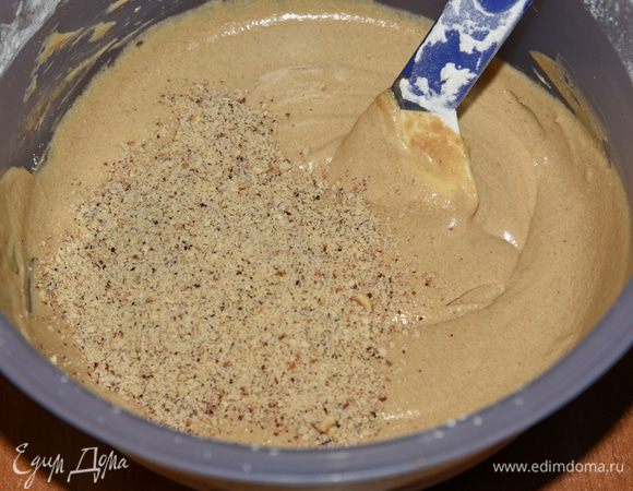 измельченные орехи и вымесить тесто.