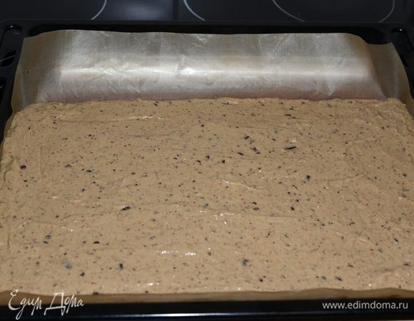 Равномерно распределить тесто в форме. У автора рецепта полоски выпекались в форме размером примерно 35*20 см. И мне понравилась именно полученная их толщина. Но у меня нет формы подходящего  размера. Поэтому я выложила тесто на тефлоновый лист на стандартный противень, а под лист подложила рулон фольги как подпорку, чтобы тесто не разливалось на весь противень. У меня получился корж размером 36x22 см и высотой около 2 см. Самое то!
