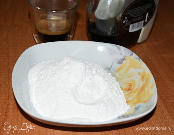 Выпекать в разогретой до 180 градусов духовки до светло-коричневой корочки (которую не так то и легко увидеть, т.к. тесто получается коричневым) 20-25 минут. У меня ушло 25 минут.

Коржу дать немного остыть, а пока приготовим глазурь. Размешать сахарную пудру в эспрессо с ликером. Обмазать слегка теплый пирог глазурью. 