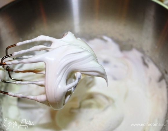 Взбить белки с помощью миксера с добавлением лимонного сока и сахарного песка. Сахар следует добавлять постепенно (по три чайные ложки), не прерывая процесс взбивания. Это займет у Вас примерно 10-15 минут. Необходимо добиться устойчивых пиков.