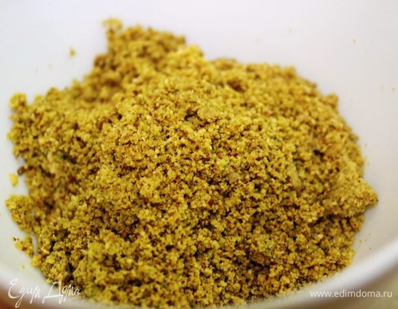 Фисташки измельчить в блендере (по возможности мелко).