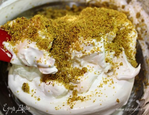 Добавить к взбитым белкам крахмал и фисташки, очень бережно перемешать лопаточкой, чтобы белки не опали.