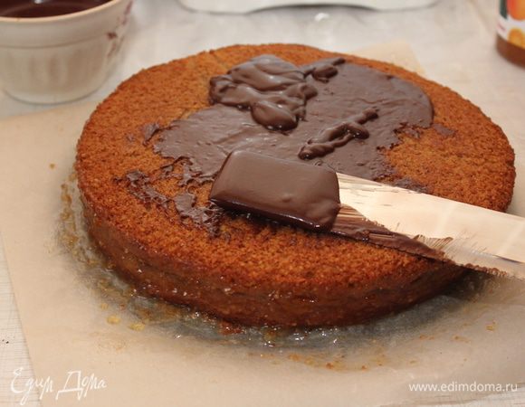 Смажьте нижний корж апельсиновым джемом, накройте верхним коржом и покройте шоколадной глазурью. 