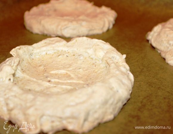 Поставить сразу два противня в духовой шкаф (обязательно разогретый). Выпекать 30 минут, не открывая дверцу шкафа. Только лишь в середине процесса приготовления следует поменять местами противни. Белковая основа немного раздуется при выпечке, станет хрустящей снаружи, но останется мягкой внутри.