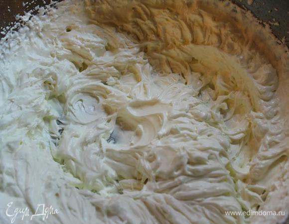 В это время приготовить крем. Для этого следует охлажденные сливки хорошо взбить миксером, добавить сахарную пудру и ванильный экстракт.