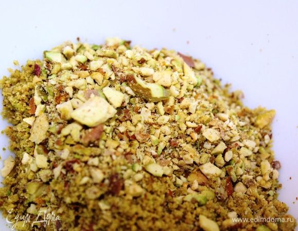 Фисташки для крема не следует измельчать слишком мелко, а всего несколько секунд... так, чтобы ощущались кусочки. Аккуратно вмешать орехи в сливки и поставить в холодильник, накрыв вплотную пищевой пленкой (именно вплотную, чтобы не образовывался конденсат в виде капелек воды).