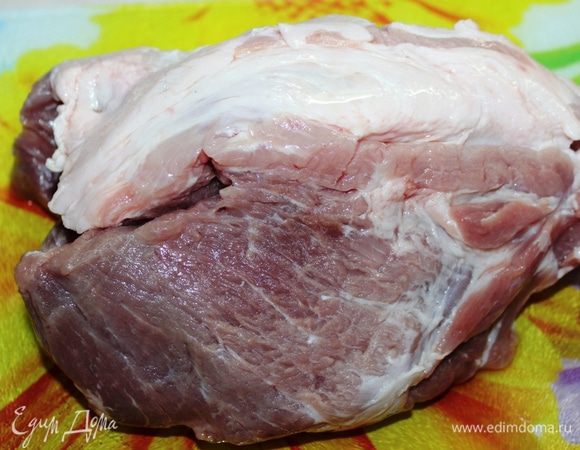 Свиную шейку хорошо промыть и обсушить бумажным полотенцем. Срезать лишний жир.