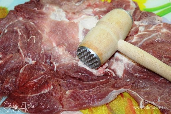 Разрезать мясо длинным ножом вдоль, но не прорезая до конца, развернуть и слегка отбить молотком (через пищевую пленку, чтобы мясо не разбрызгивалось по сторонам). Не нужно отбивать слишком тонко.