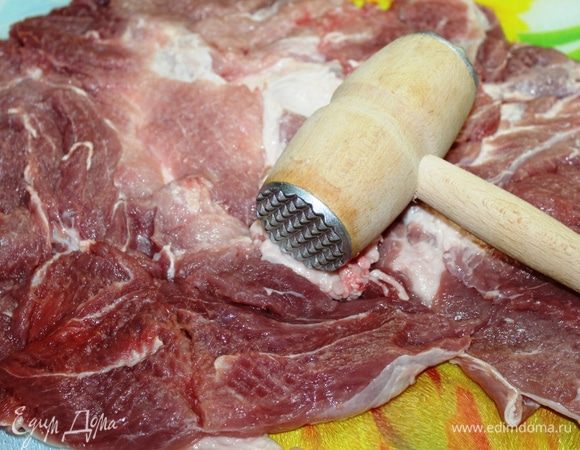 Разрезать мясо длинным ножом вдоль, но не прорезая до конца, развернуть и слегка отбить молотком (через пищевую пленку, чтобы мясо не разбрызгивалось по сторонам). Не нужно отбивать слишком тонко.