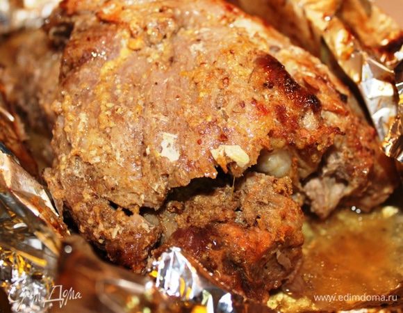 Запекать при температуре 200 градусов 30 минут. Затем убавить ее до 180 градусов и запекать еще 1 час. После этого надрезать сверху фольгу, раскрыть ее немного, полить мясо образовавшимся соком и запекать в таком виде еще минут 15, чтобы мясо подрумянилось. В общей сложности потребуется около двух часов.