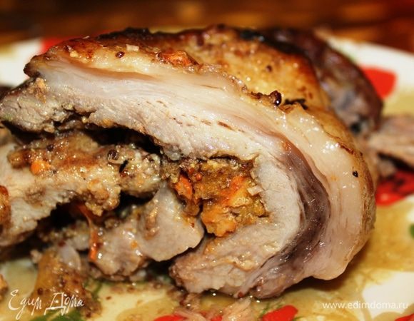 Готовому мясу дать немного постоять, накрыв его полотенцем. После этого можно подавать. Выложить мясо на сервировочное блюдо, нарезать на порционные куски, полить ароматным соком. Это очень-очень вкусно!