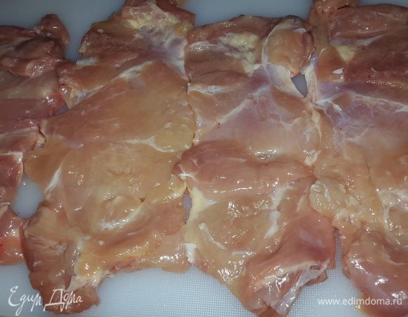 Куриные бедра без косточки мне разрезали для рулетиков и отбили в мясной лавке. Дома я просто помыла их и обрезала жир.