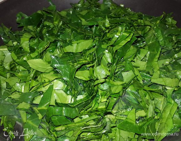 Шпинат вымыла, нарезала и тоже обжарила до мягкости на сливочном масле.