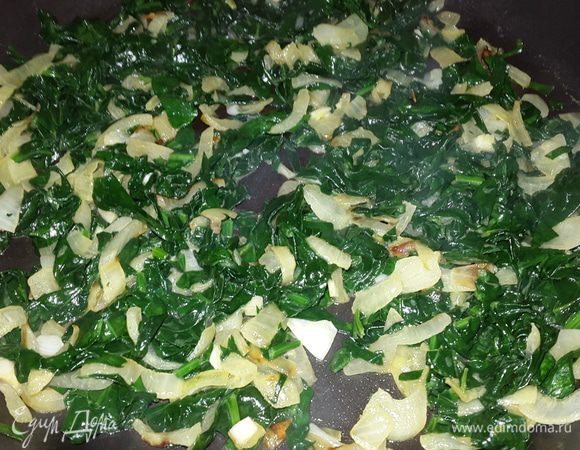 Добавила к шпинату лук с чесноком, посолила, перемешала и потушила еще 2 минуты. Выключила огонь и отставила в сторону остывать.