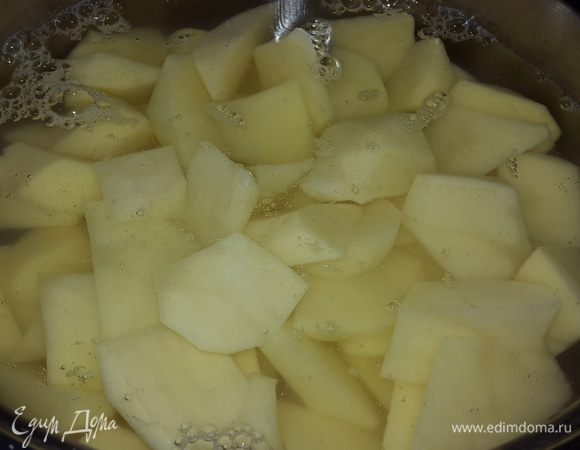 Картофель очистила, произвольно нарезала, залила водой, посолила и поставила варить.