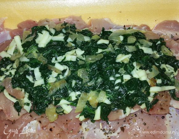 Далее на внутреннюю сторону бедра (чтобы волокнистая плотная часть была снаружи) выложила начинку. Она пластичная поэтому я прижала её пальцами к мясу хорошенько и свернула рулетиками закрепив зубочистками.