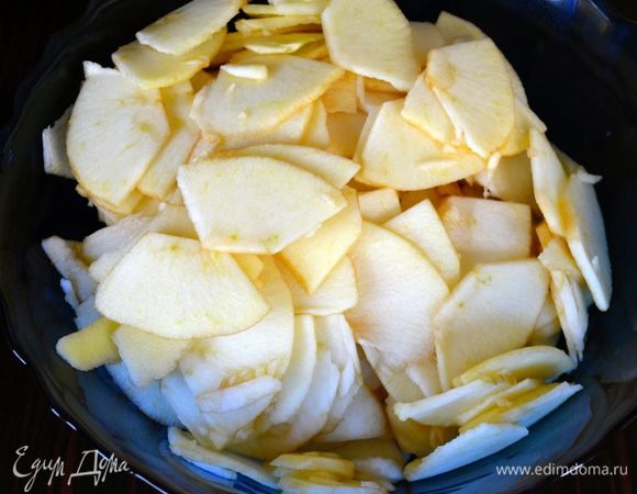 Подготовить яблоки. Вымыть, очистить от кожуры, удалить сердцевину и нарезать очень тонкими пластинами. Выложить в миску и сбрызнуть лимонным соком, оставить "мариноваться" на время пока будет разогреваться духовка и пока мы будем готовить тесто... Духовку включить разогреваться на 200°C.