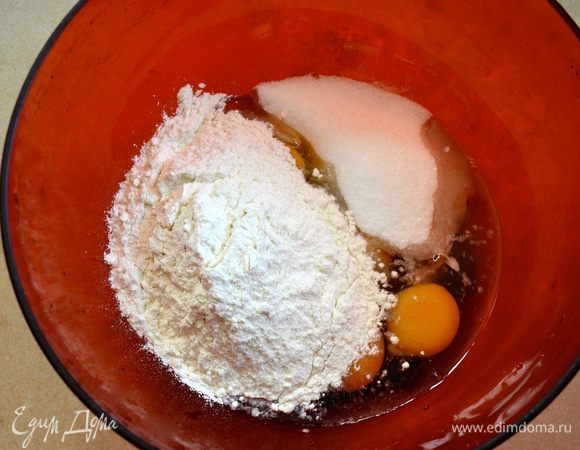 В большую миску разбить яйца, добавить к ним 100 г сахара, натертую цедру лимона, просеять муку, добавить щепотку соли и ванили.