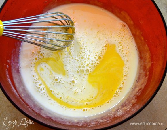 Влить молоко и снова перемешать... Тесто получается жидким.