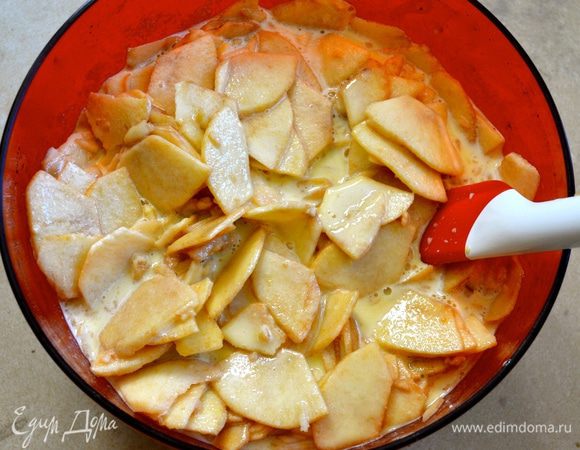 Выложить в миску с тестом яблоки... Осторожно все перемешать, стараясь не поломать тонкие яблочные дольки.