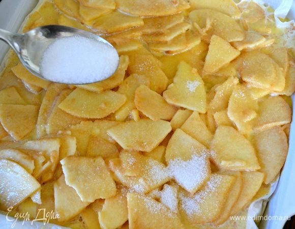 Присыпать яблоки сверху оставшимся сахаром.
