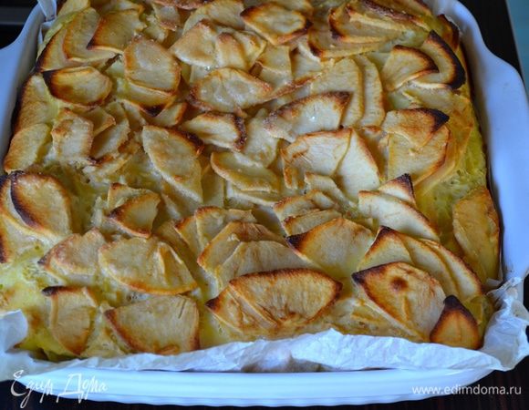 Выпекать в разогретой духовке около 1 часа. Готовый пирог достать из духовки, остудить и нарезать на квадратики.