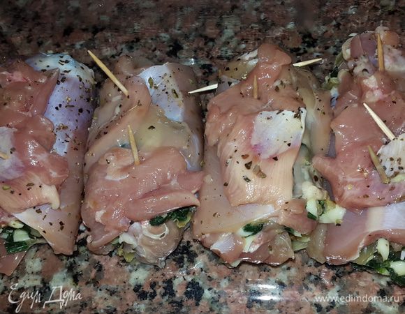 Смазала форму для запекания оливковым маслом, выложила рулетики и отправила в духовку запекаться при температуре 200 С до образования  румяной корочки примерно на 30 минут. При запекании образуется сок, я им поливала рулетики и потом при подаче картофельное пюре.
