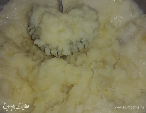 Когда картофель сварился, слила воду, добавила масло, молоко, соль и сделала пюре.