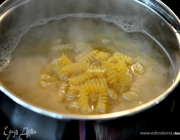 Разогреть духовку на 180 гр. Приготовить пасту как сказано на упаковке.