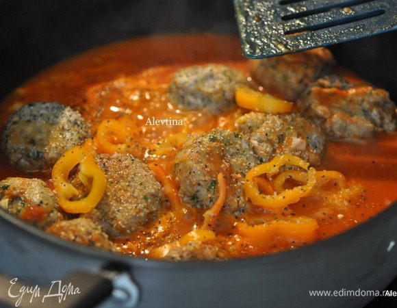 Обжарить лук на сковороде с оливковым маслом 8 мин. Добавить чеснок, затем семена фенхеля, тушим 1 мин. Добавляем маринара соус и 6 следующих ингредиентов. Довести до кипения. Затем огонь убавить и готовить под крышкой еще 10 мин.