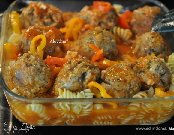 Переложим в смазанную форму готовую пасту, фрикадельки с овощами и соусом.