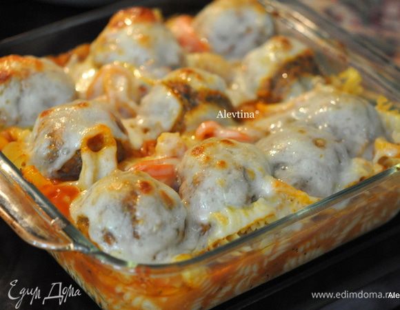 Сверху выложить сыр протертый или пластинками. Прикрыть фольгой и поставим в разогретую духовку на 25 мин. Подаем к столу порциями. Очень вкусно.