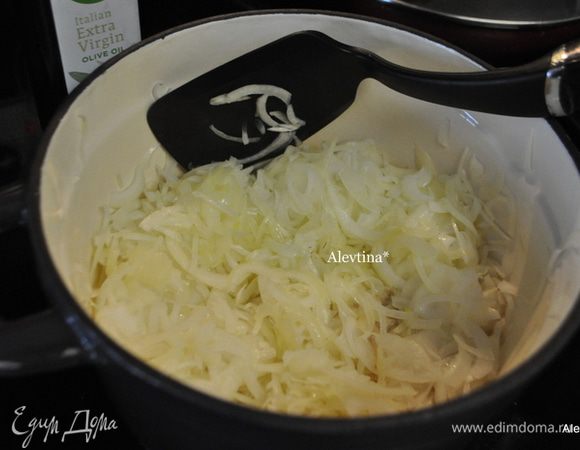 Лук-шалот порубить вручную или в фудпроцессоре.
В жаровне или в кастрюле с тяжелым дном разогреть оливковое масло. Добавить лук и готовить примерно 4 минуты помешивая.
