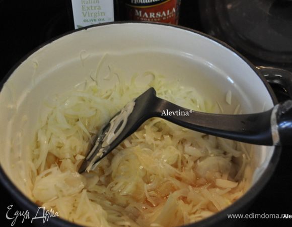 Затем вино Марсала и тушим еще 2 минуты.