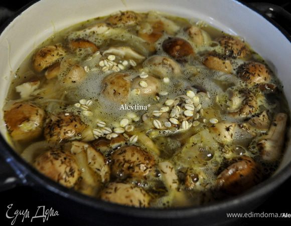 Добавляем грибы, соль и черный перец, тимьян варим помешивая 10 мин. Куриный бульон и варим еще 30 мин.

Перловку добавляем последней, готовим крупу до готовности. Помешиваем.
