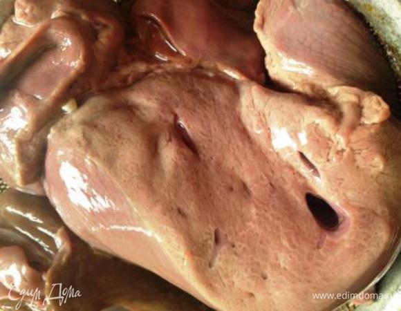 Печень вымыть, очистить от пленок и жилок. Положить в кипящую подсоленную воду и варить 40 минут после закипания.