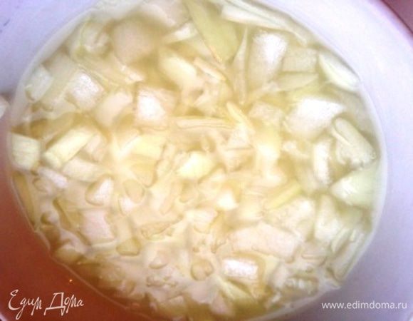 Лук почистить, порезать кубиками и замариновать в лимонном соке.