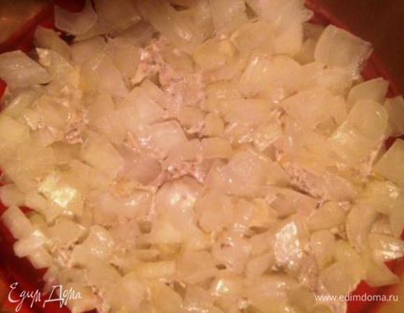 Сверху процеженный от жидкости лук.