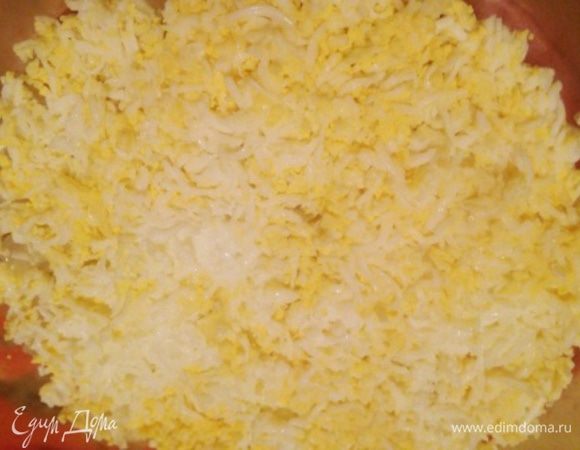 Дальше сваренные и натертые на терку яйца. Смазать майонезом.