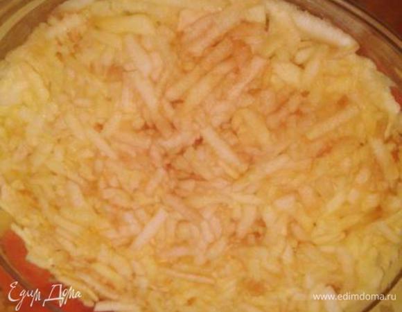 Очищенные и натертые на терку яблоки смазать майонезом.