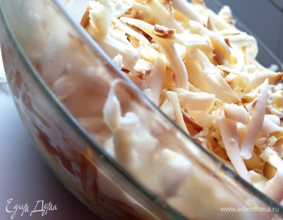 И верхним слоем натертый на крупную терку сыр.