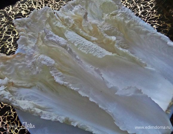 Капусту разделяем на листики (нужно 5-6),промываем,просушиваем.