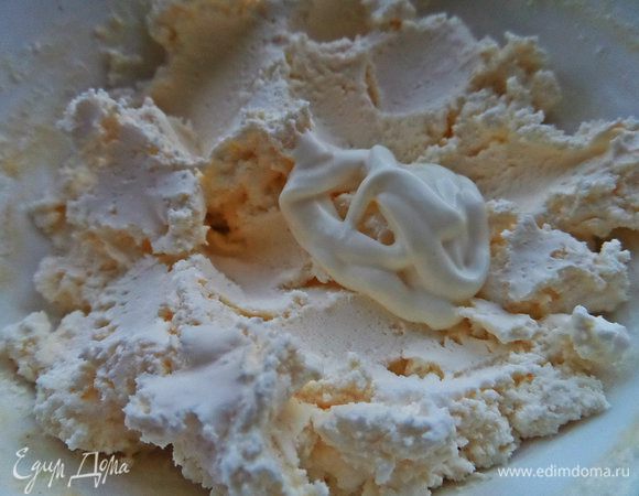 В маскарпоне домашнего производства добавим немного майонеза для пикантности. Маскарпоне из сметаны делаем вот по этому рецепту: http://www.edimdoma.ru/retsepty/64524-desert-apelsinovyy-tiramisu-retsept-domashnego-maskarpone