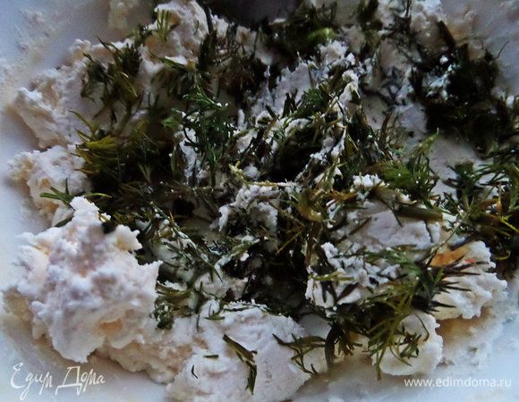 Добавим укроп или другую зелень, присолим.